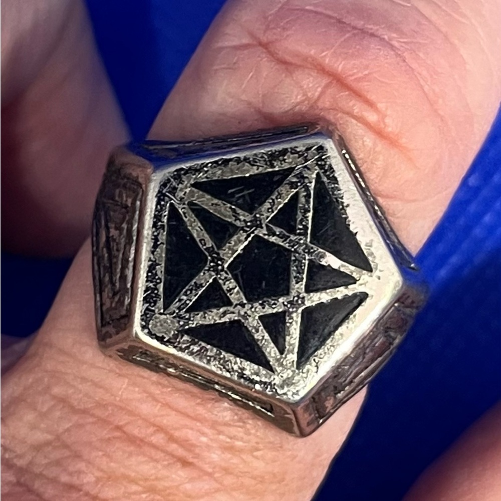 Vintage signed G&S c97 USA silver unisex star ring. size 8. Previously loved.